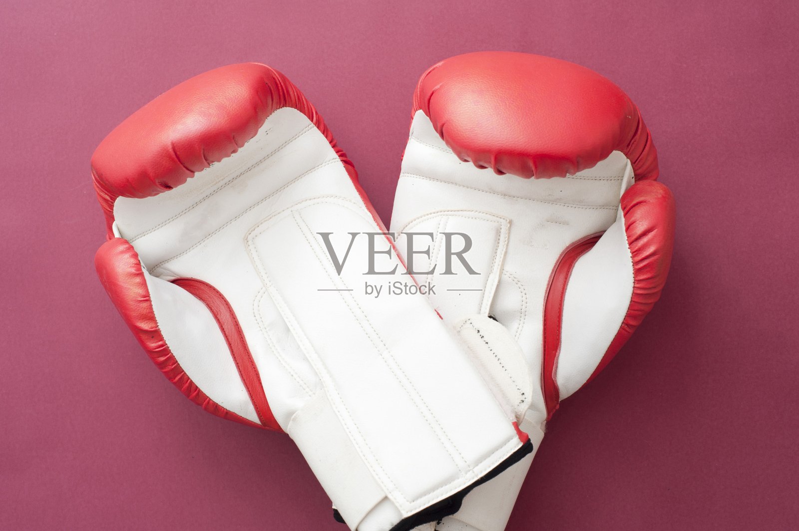 红白相间的紫红色拳击手套照片摄影图片