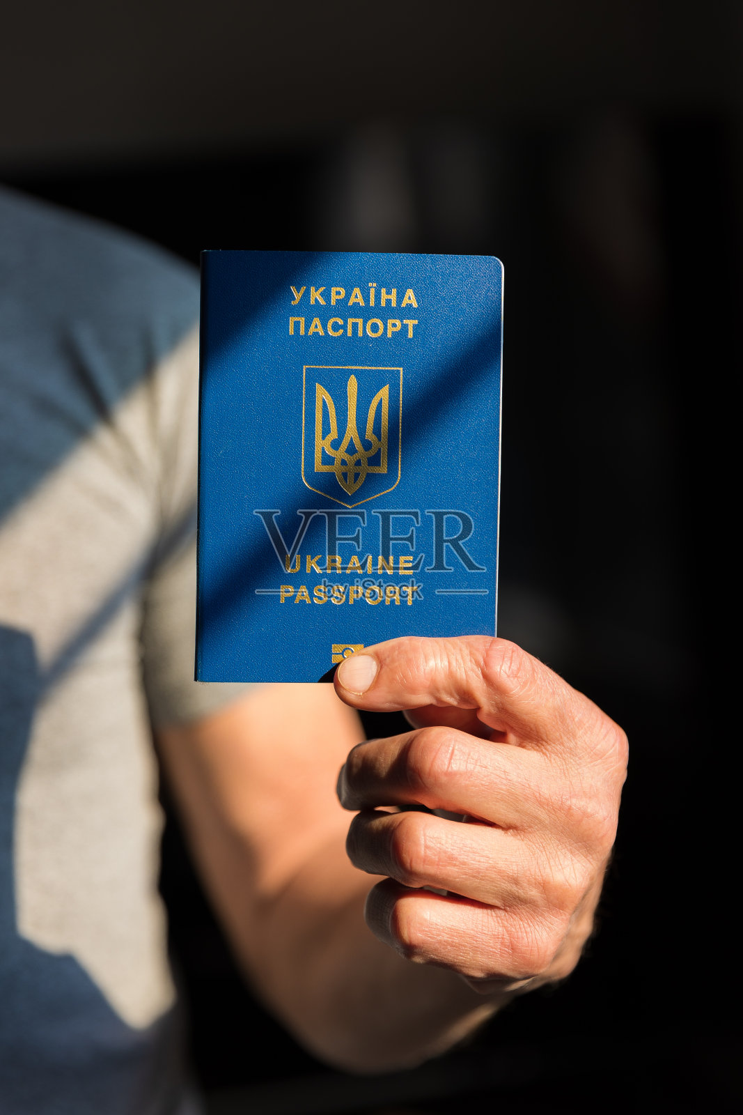 男子手里拿着乌克兰护照照片摄影图片