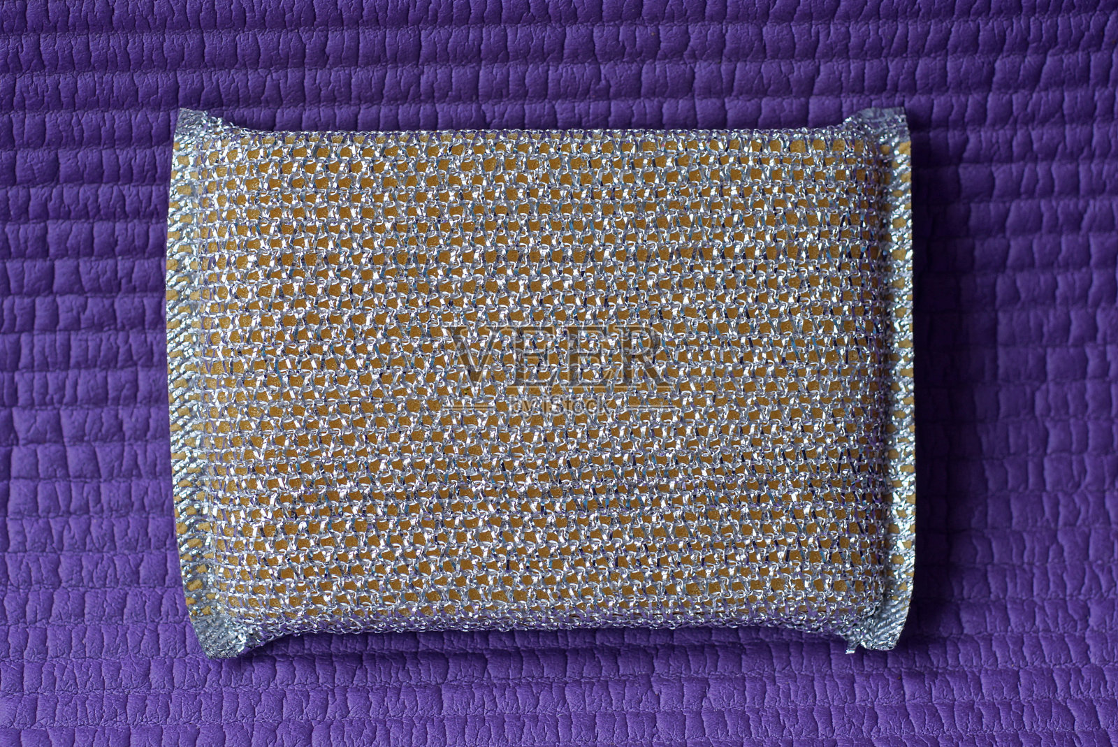 一个小的灰色长方形装饰枕头玩具照片摄影图片