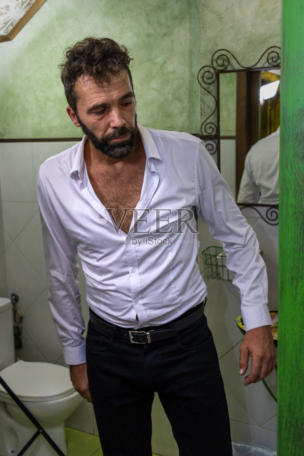 英俊的单身男子准备过夜了。照片摄影图片