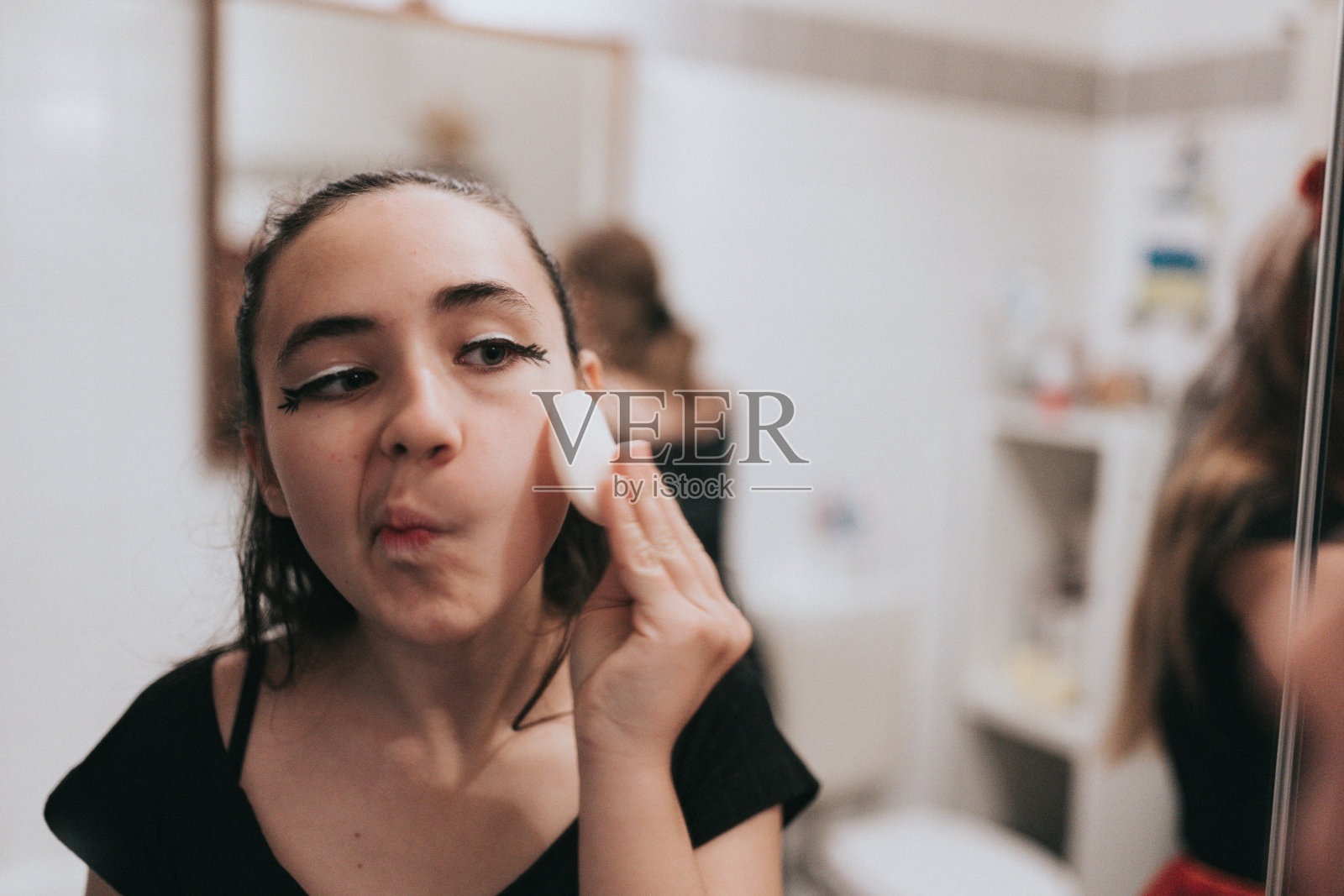 女孩为派对化妆照片摄影图片