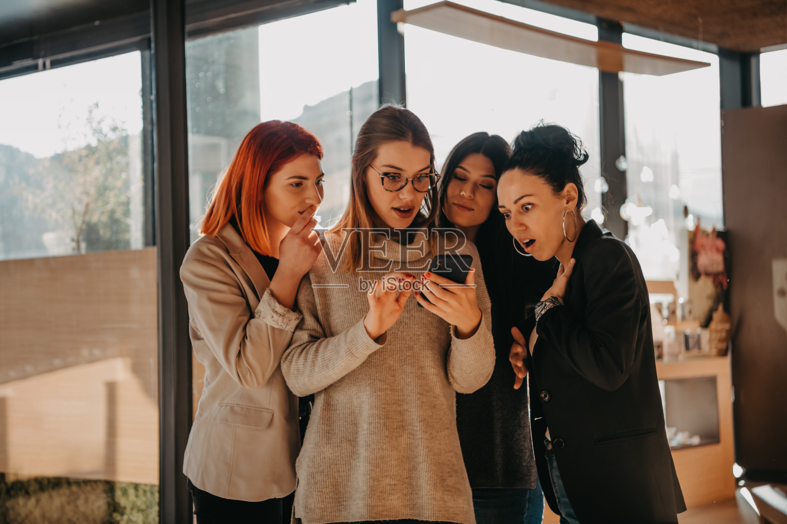 一群年轻的企业家在咖啡休息时间讨论这个项目,同时使用现代编辑平板电脑、智能手机和笔记本电脑。经营理念照片摄影图片