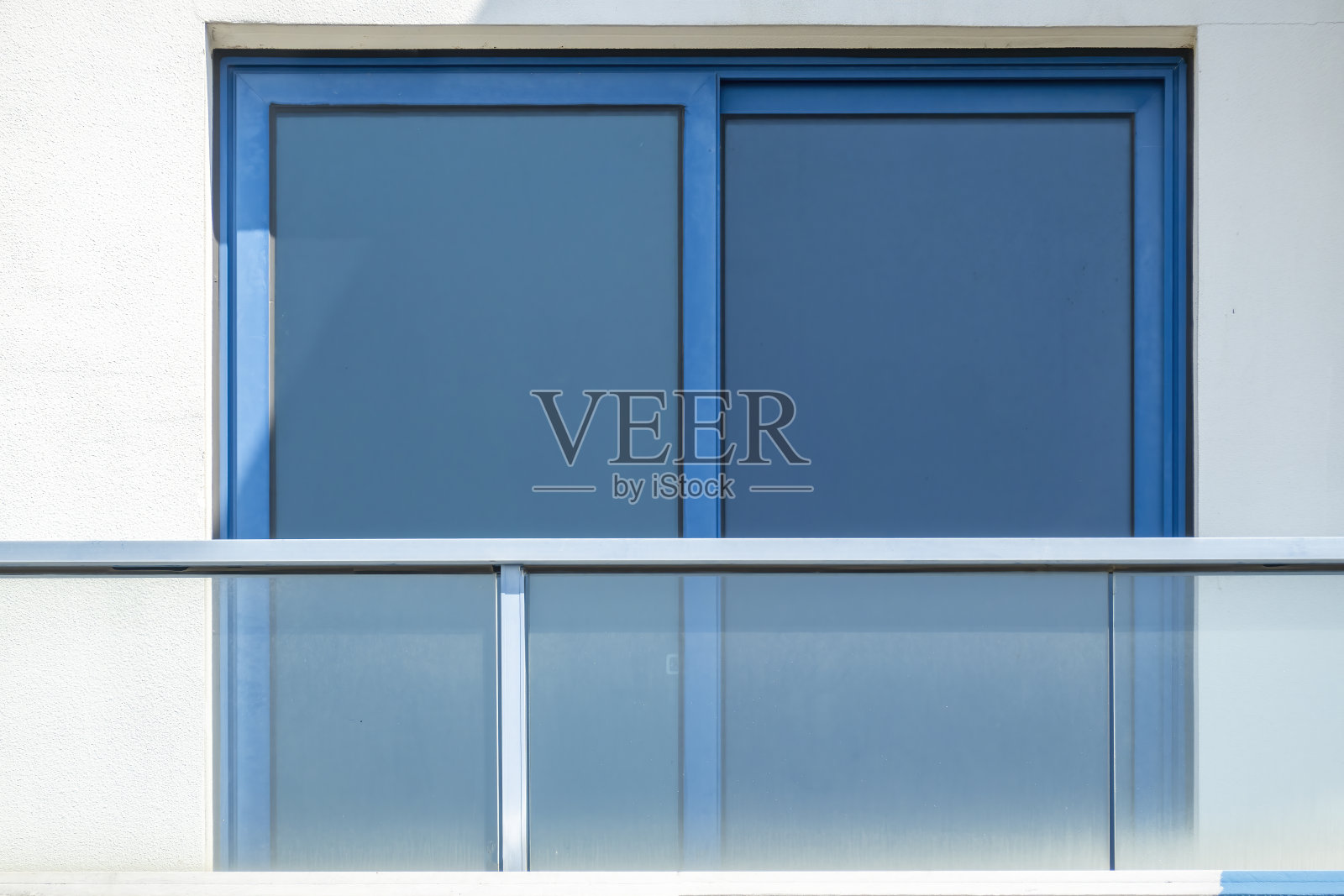 白墙上的蓝窗照片摄影图片