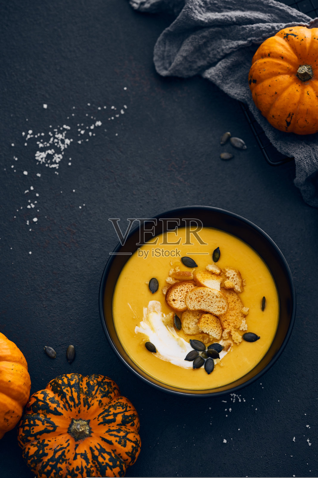 南瓜奶油汤配黑面包丁照片摄影图片