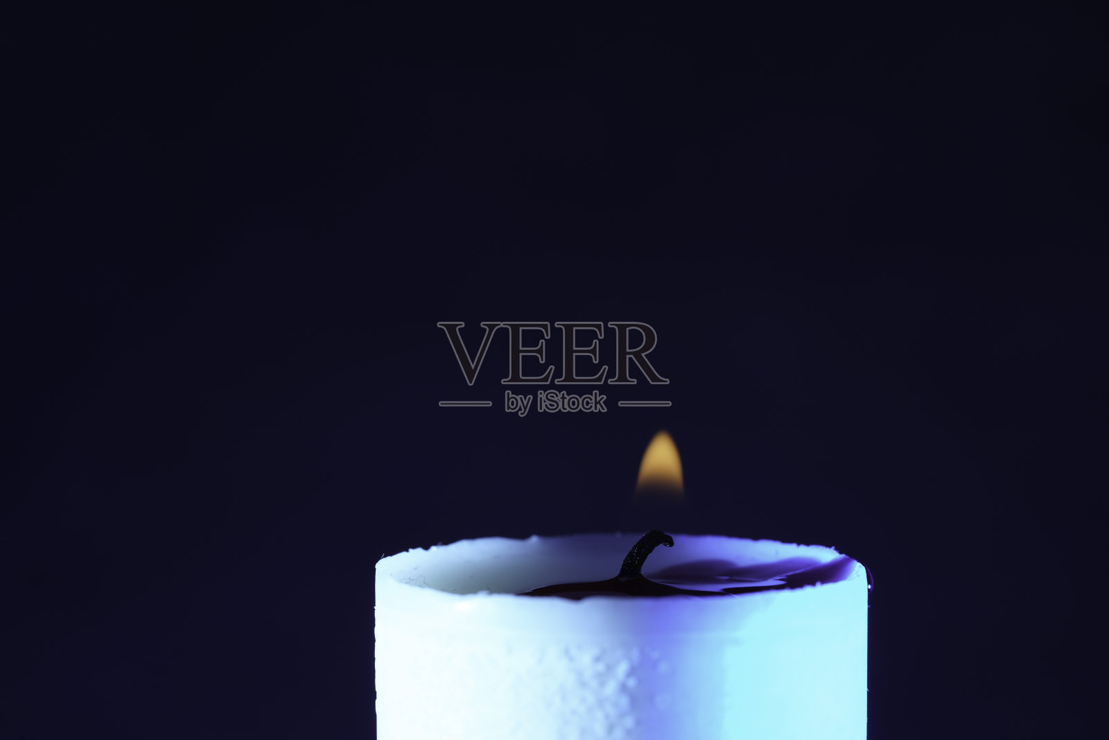 有烟和火焰的蜡烛照片摄影图片