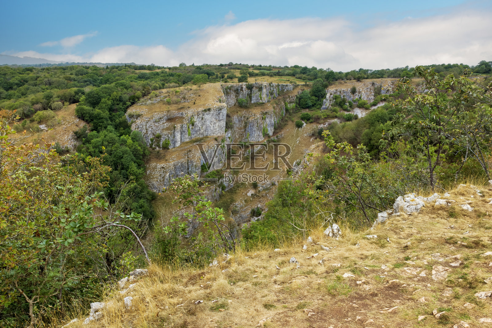 从英国萨默塞特郡切达峡谷的顶部俯瞰悬崖照片摄影图片