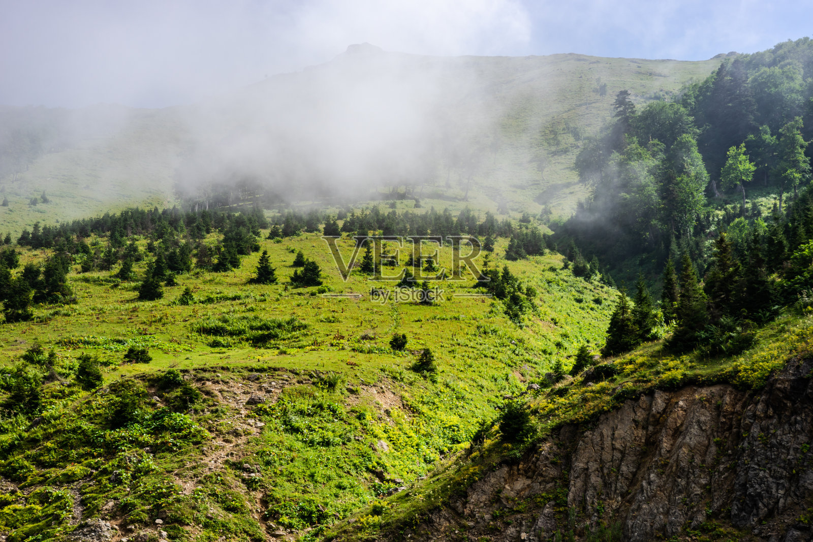 位于格鲁吉亚古里亚地区的高加索山脉照片摄影图片