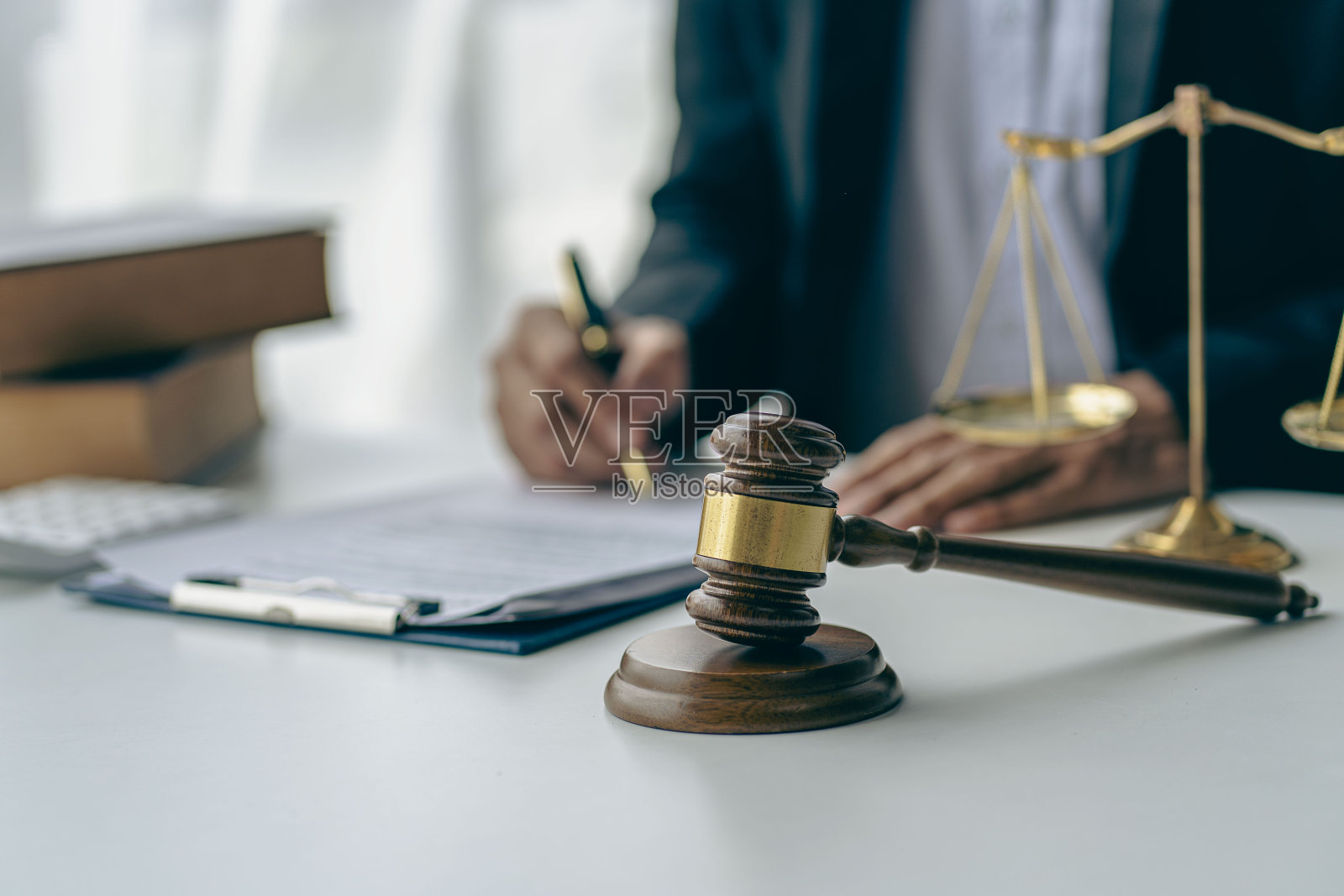 法官锤、正义天平、法律之虎、律师概念,保护客户以赢得案件或获得最佳法律权益照片摄影图片