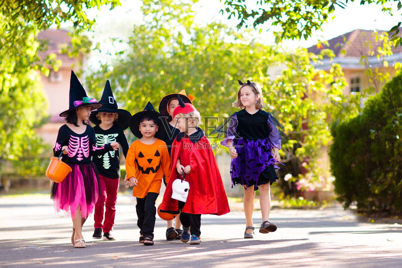 孩子们不给糖就捣蛋。万圣节给孩子们带来的乐趣。照片摄影图片