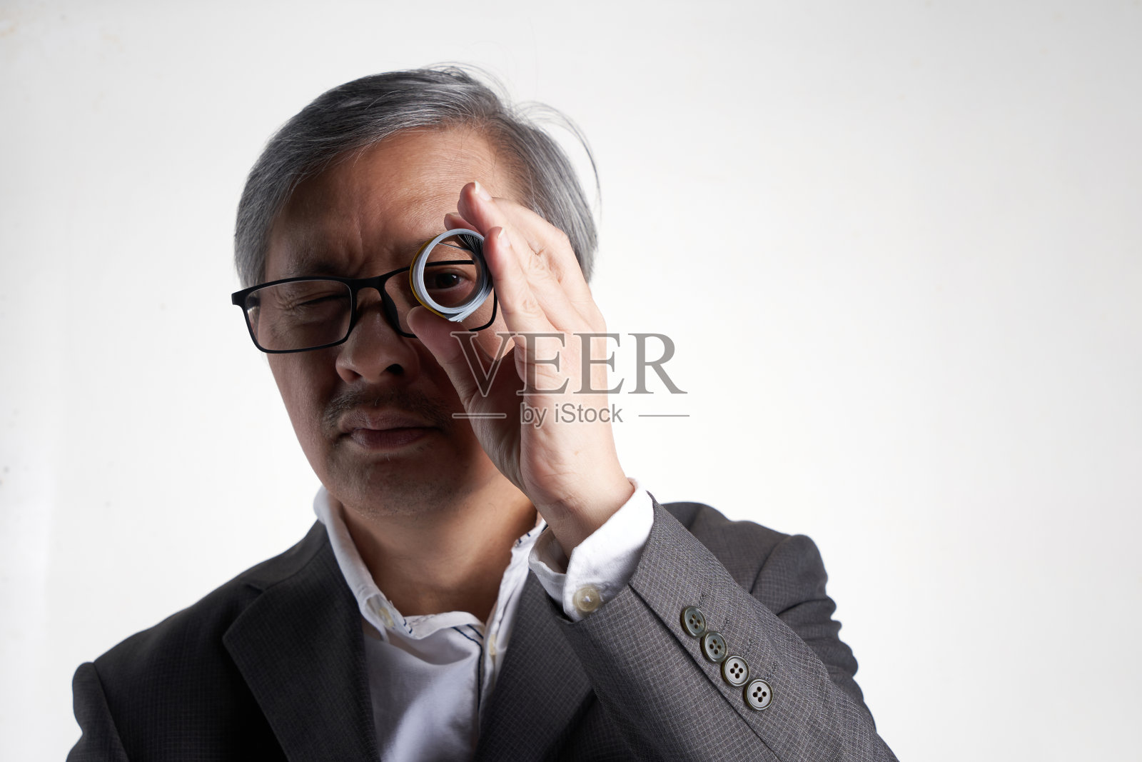 中国商人翻看卷好的钞票。照片摄影图片