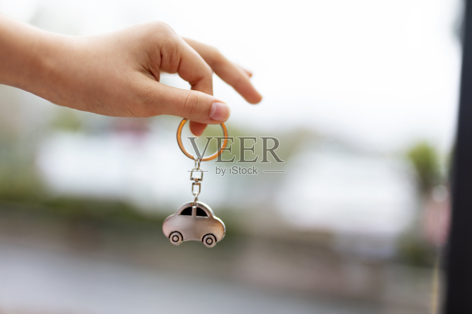 手握新车钥匙照片摄影图片