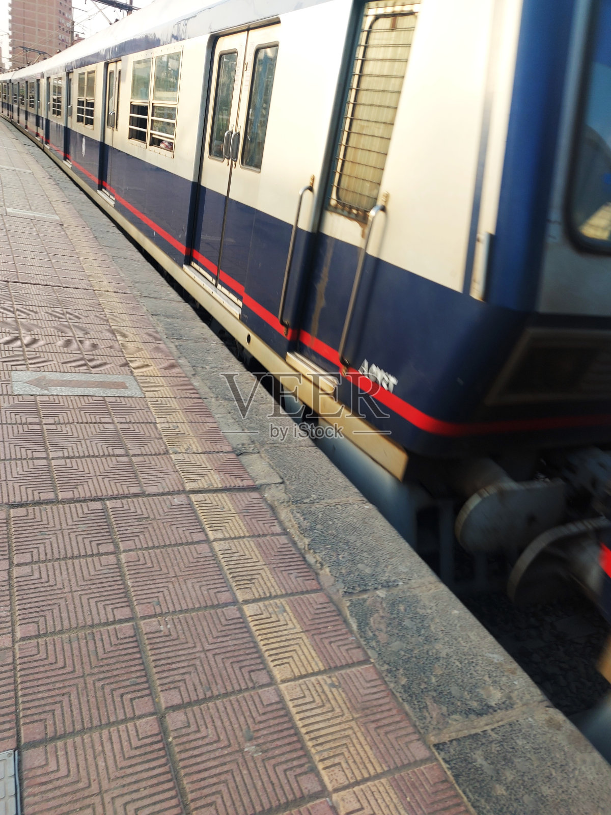 埃及开罗,下午驶入车站的地铁列车照片摄影图片