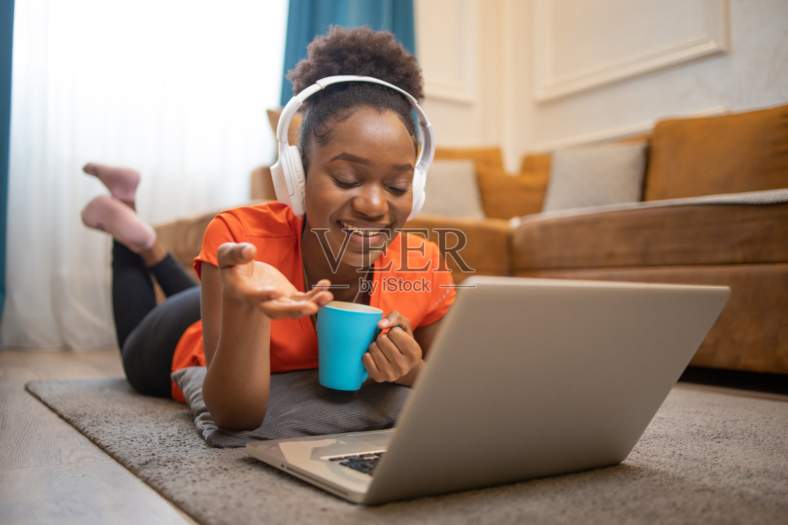 年轻女人在家工作照片摄影图片