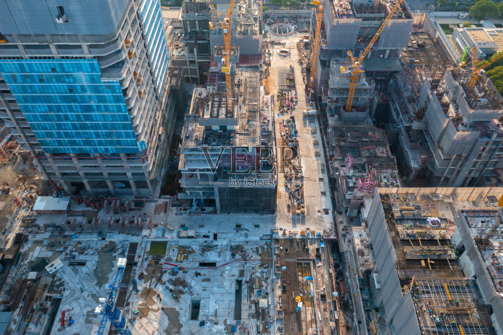 城建塔式起重机施工现场鸟瞰图混凝土浇筑高峰期照片摄影图片