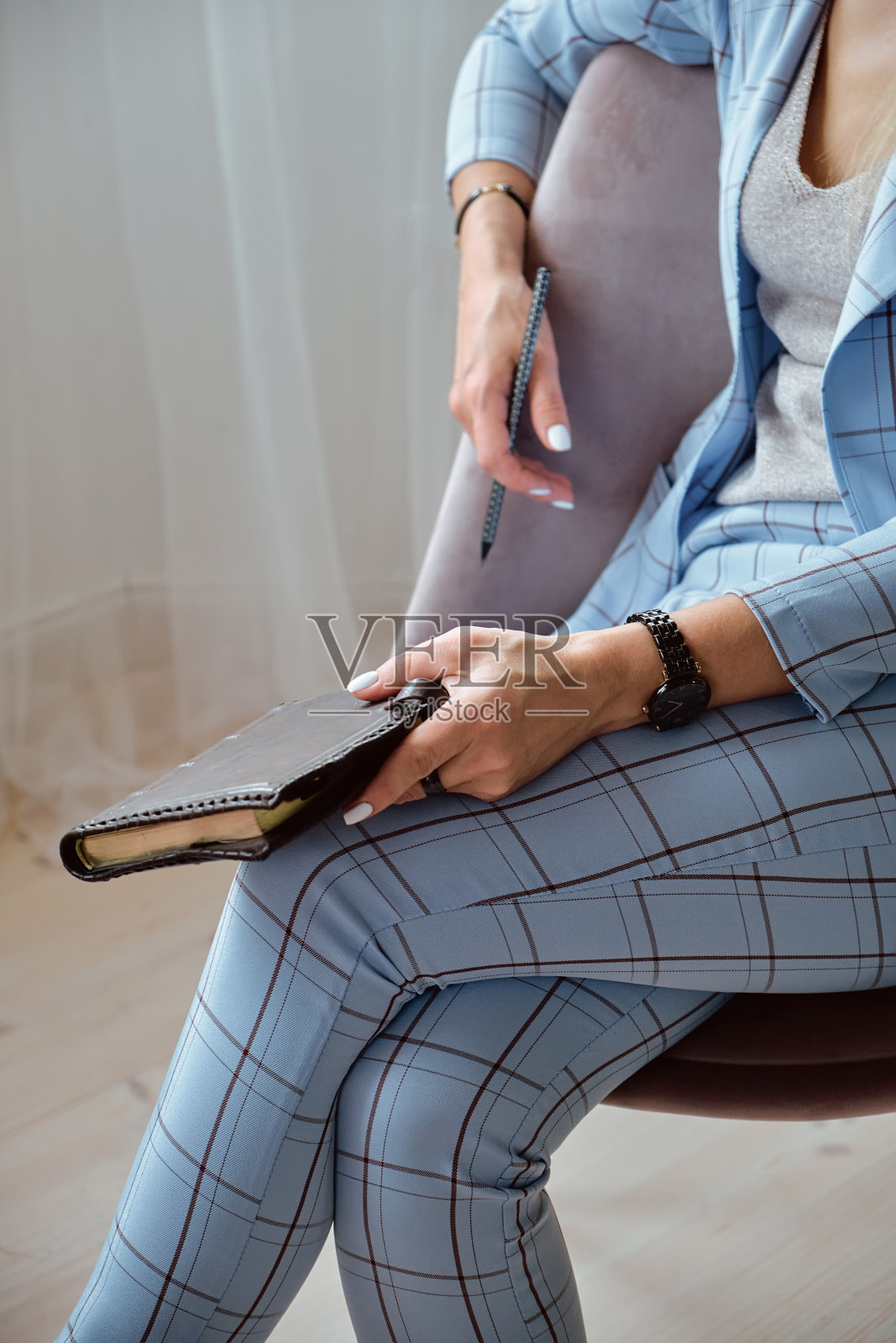 年轻的女心理学家正在咨询病人照片摄影图片