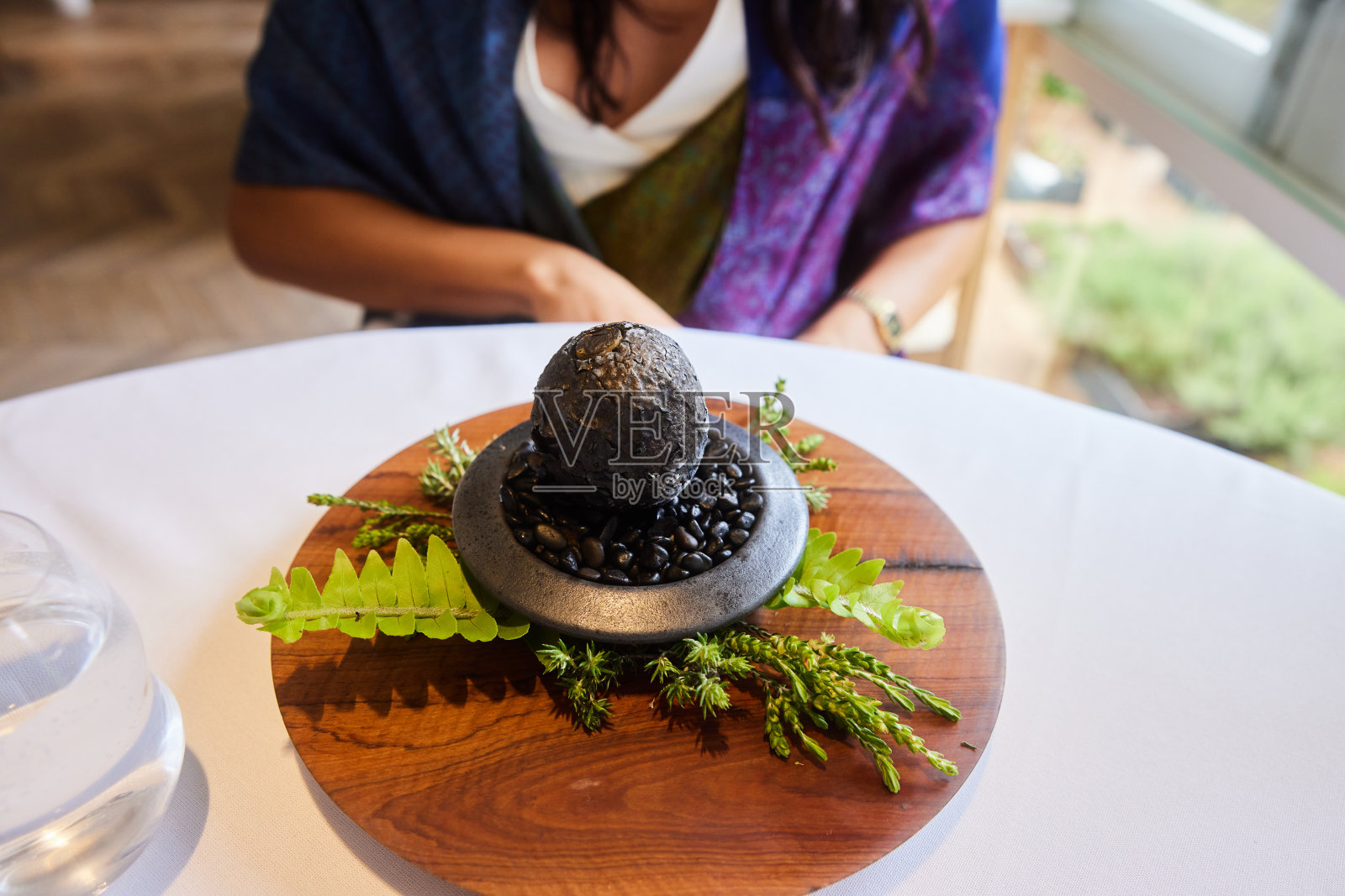 客人吃一个优雅的食物课程在一个高级餐厅照片摄影图片