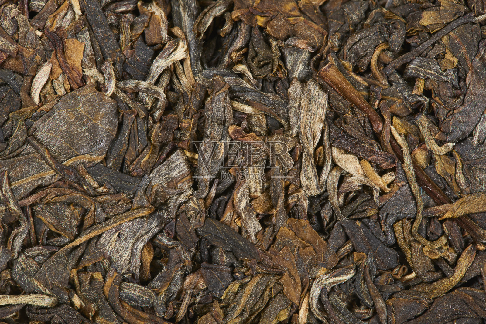 用普洱茶冲泡而成。前视图。照片摄影图片