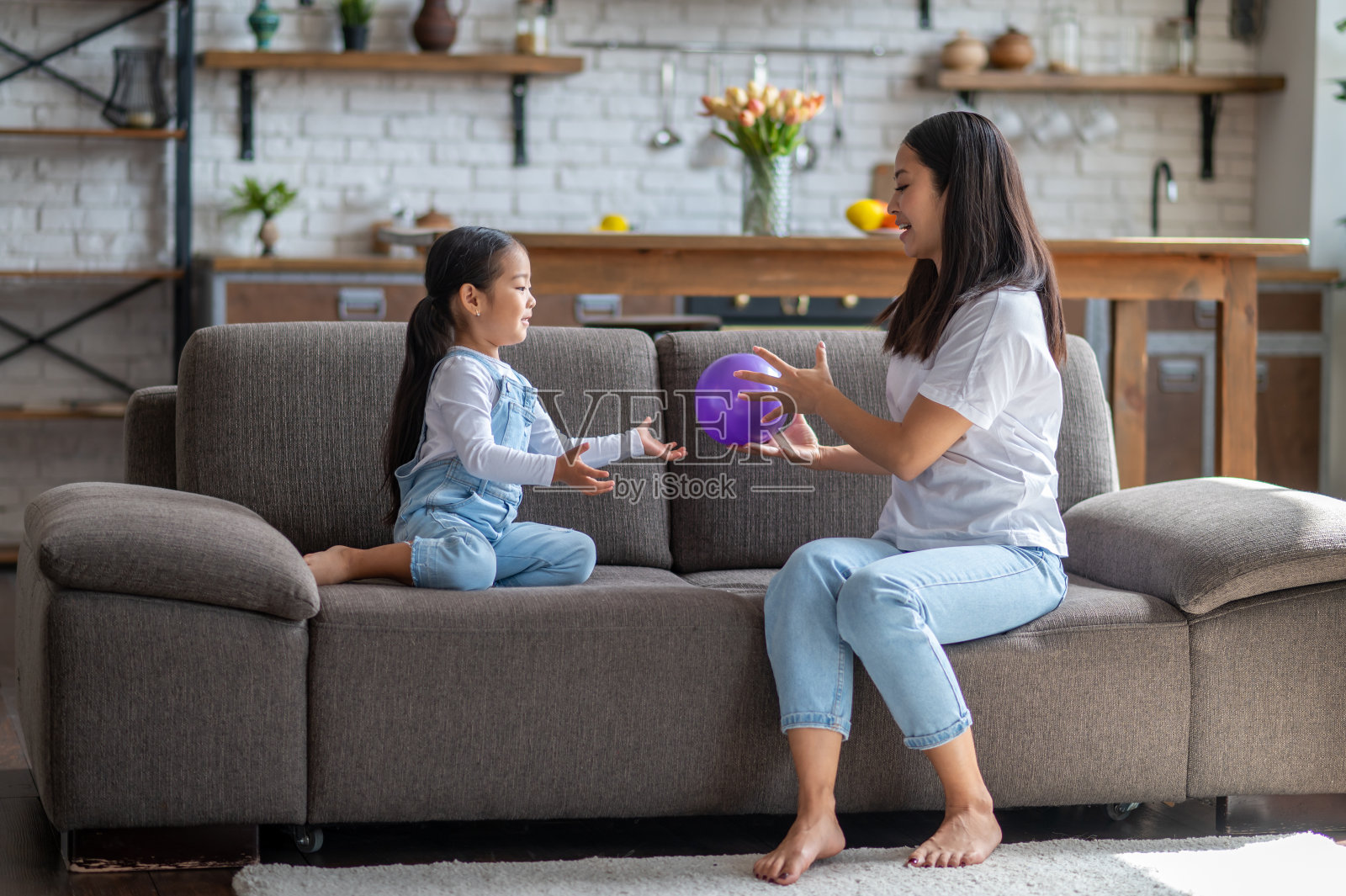 有爱心的母亲在和女儿玩游戏照片摄影图片