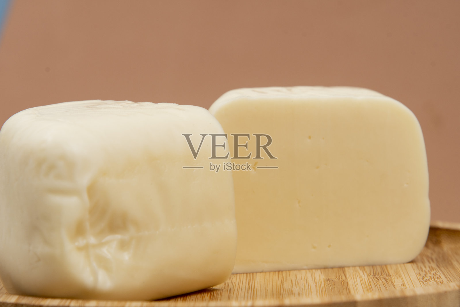 米纳斯半腌奶酪放在竹盘上,照片摄影图片