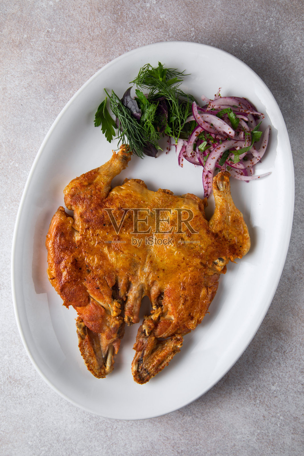 白底鲜鱼配白盘炸鱼配土豆,健康三文鱼大餐照片摄影图片