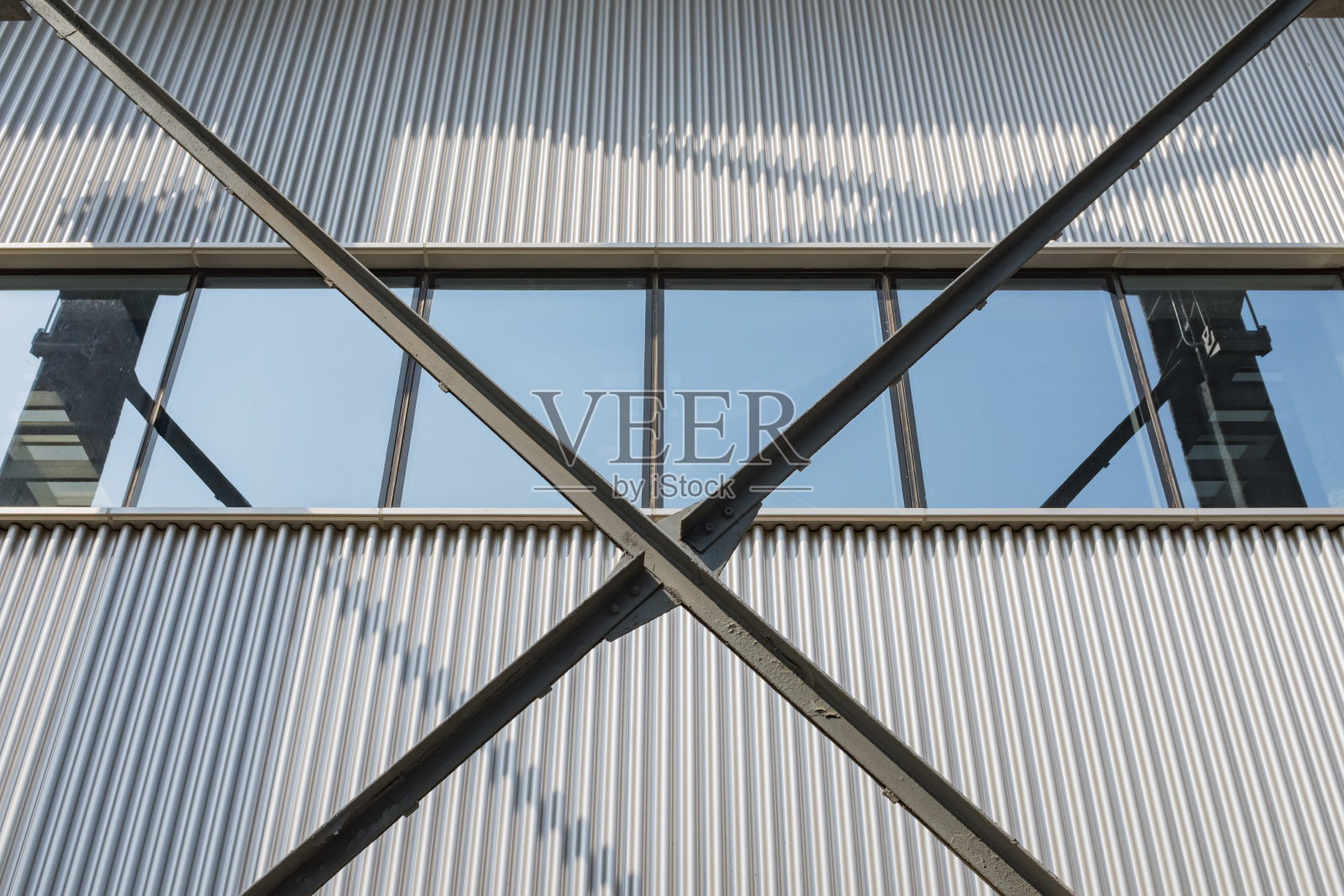 走廊上的x形柱子照片摄影图片