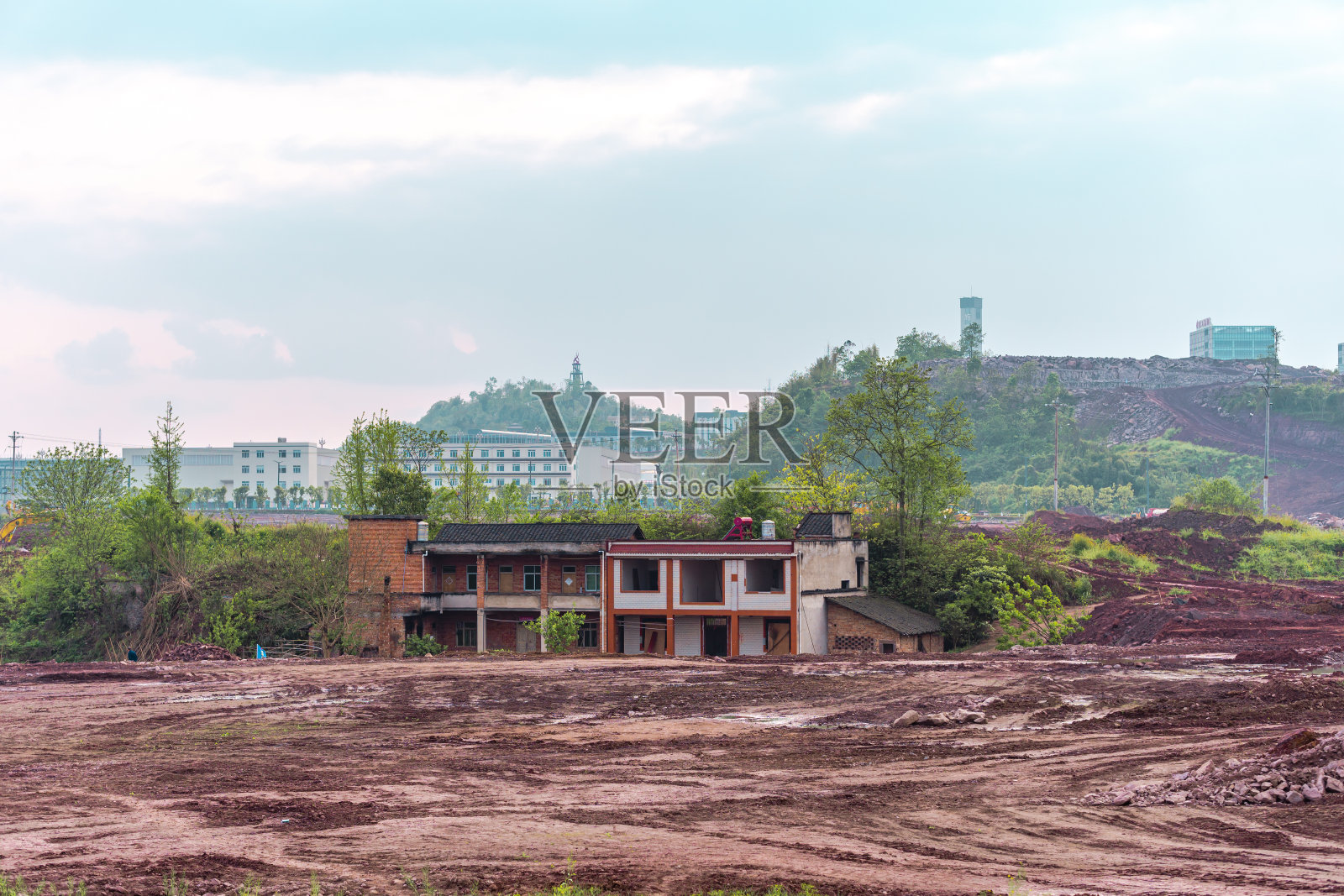 旧建筑前面的建筑一片破败照片摄影图片
