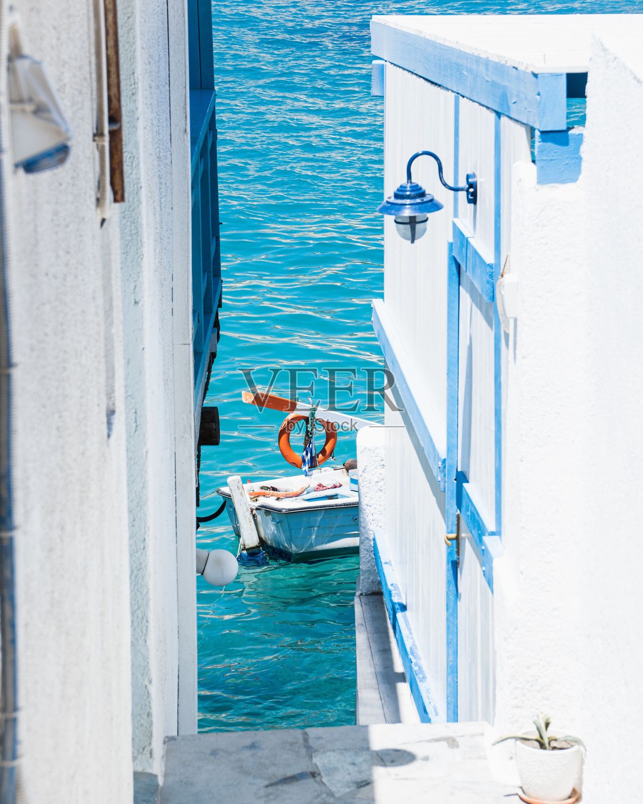 希腊米洛,通往大海的房屋中间的浅街道照片摄影图片