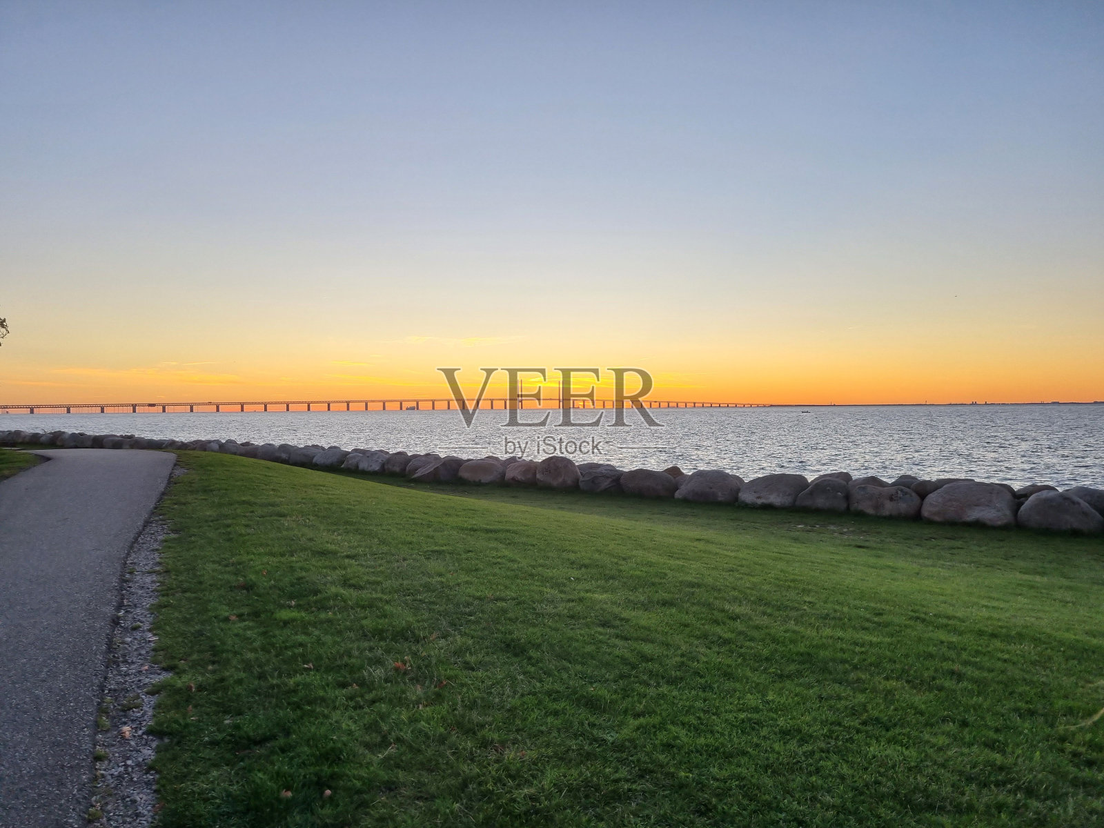 落日映衬下的厄勒大桥美景照片摄影图片