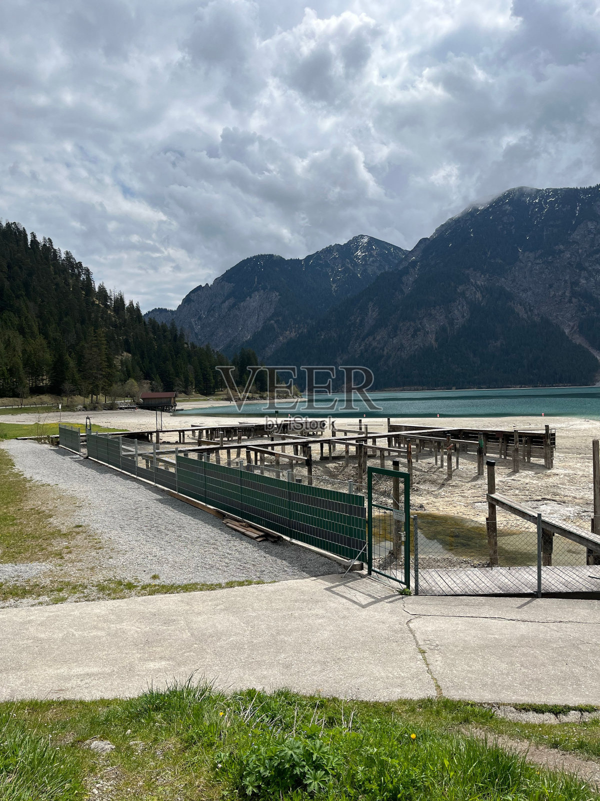 垂直拍摄的一条狭窄的绿色河流在森林在奥地利泰罗尔照片摄影图片