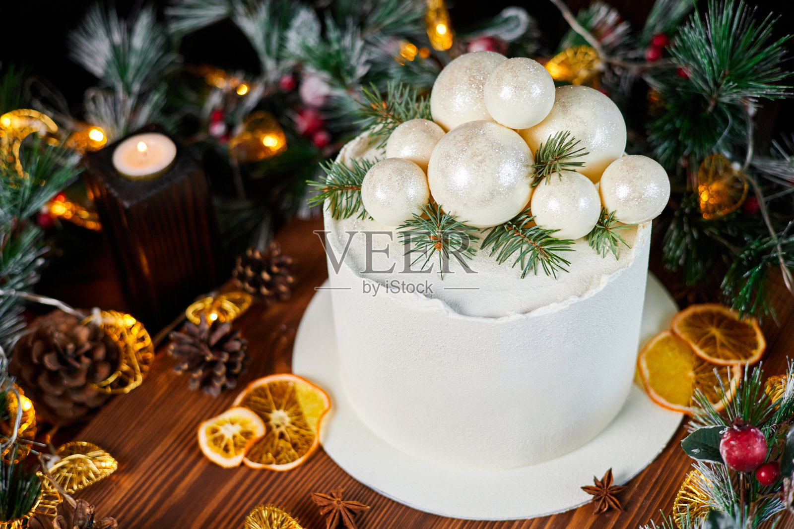 用巧克力和奶油做成的圣诞蛋糕,在圣诞装饰的背景下用巧克力圣诞球装饰照片摄影图片