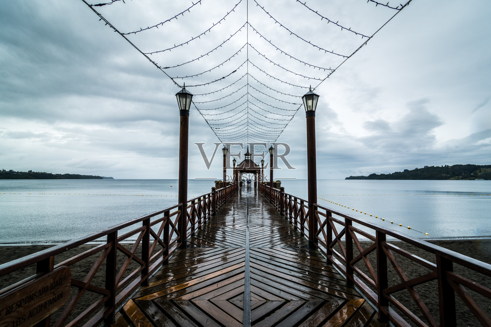 智利Frutillar的木制码头,在多云的天空下可以看到Llanquihue湖的景色照片摄影图片