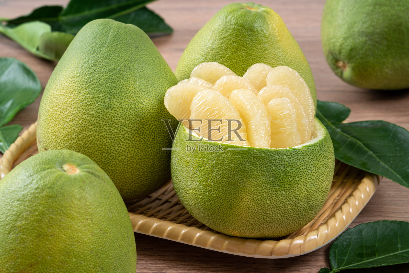 新鲜柚子水果在木桌背景。照片摄影图片