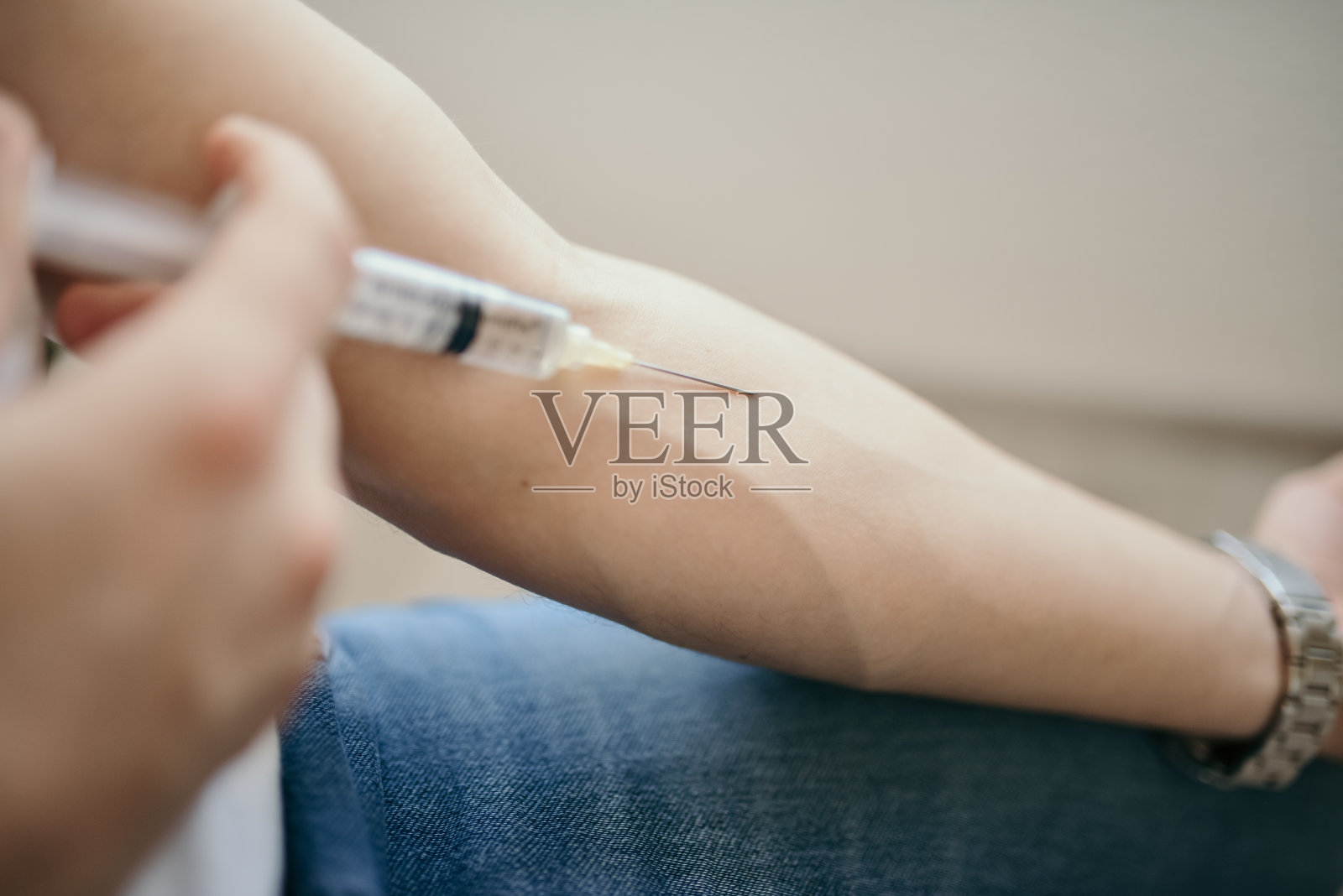 一个人在家里用注射器注射药物的选择性聚焦镜头照片摄影图片