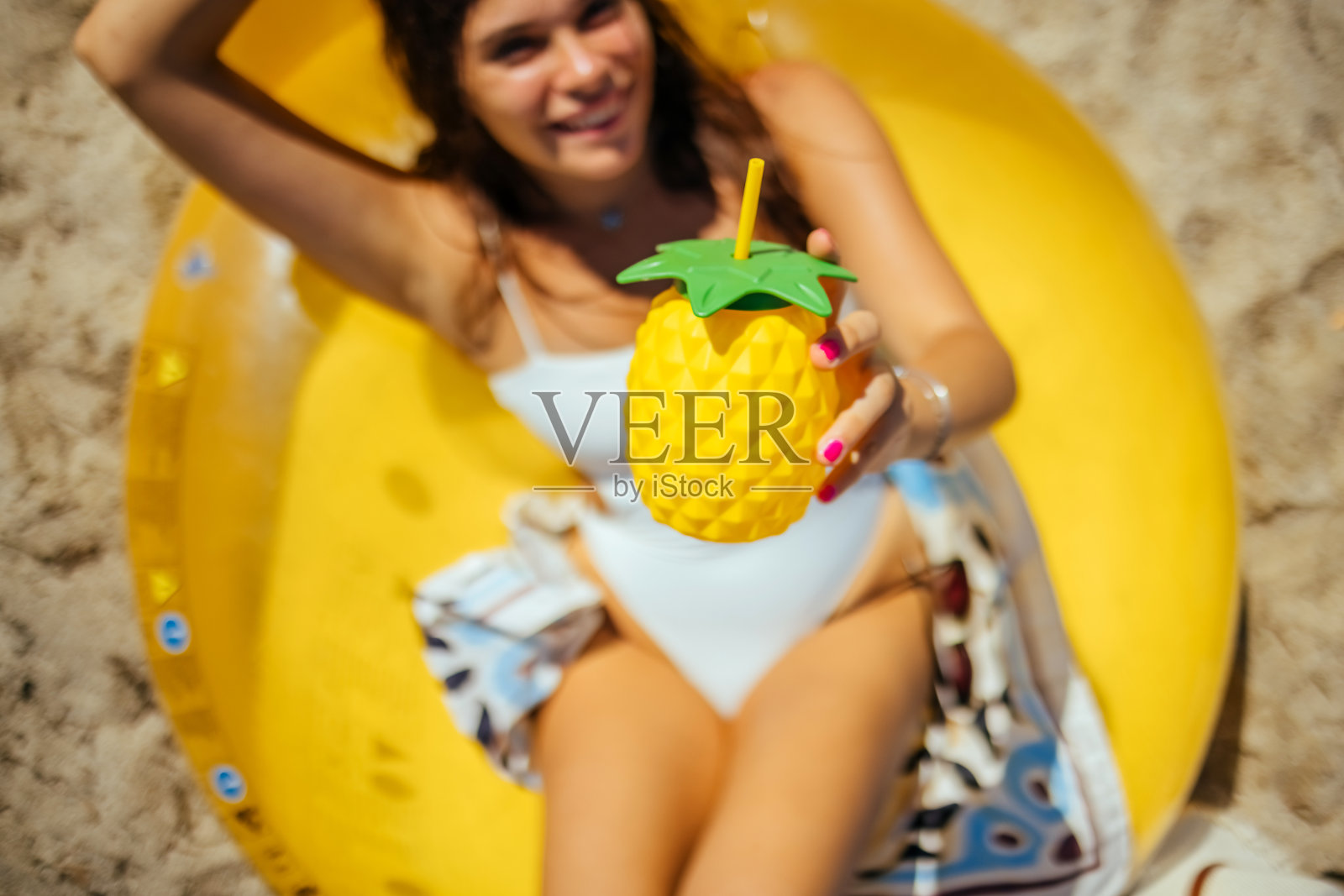 海滩上微笑的女人照片摄影图片