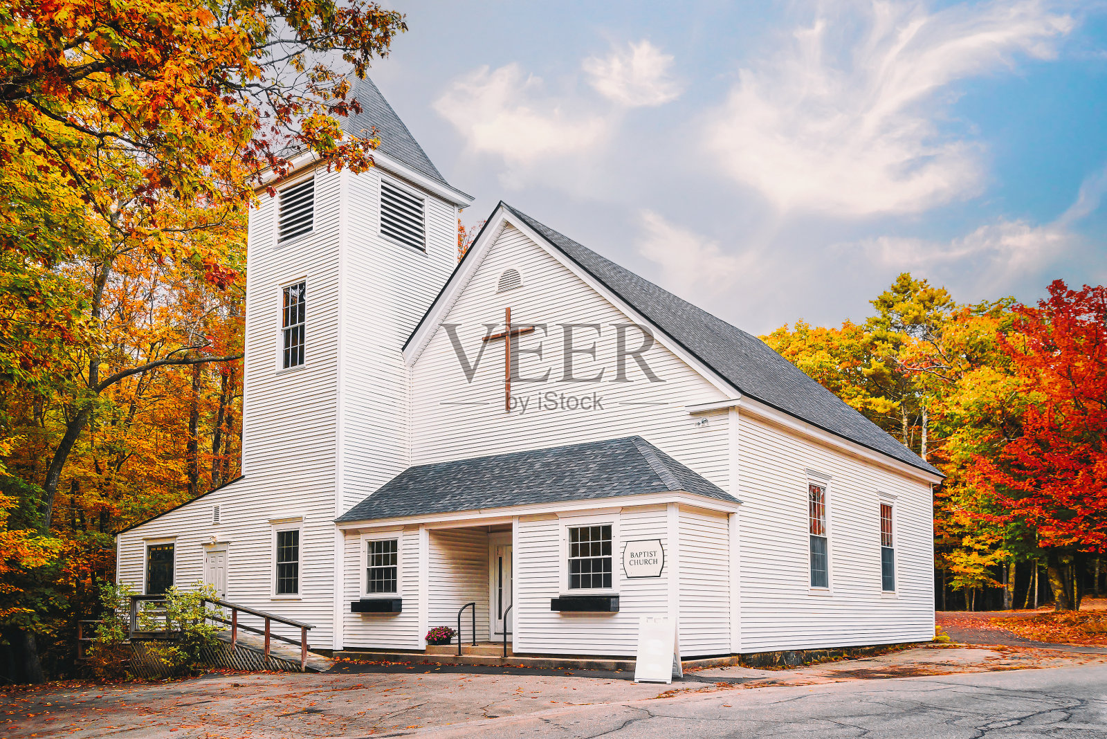 新英格兰的白色浸信会教堂被秋色包围照片摄影图片