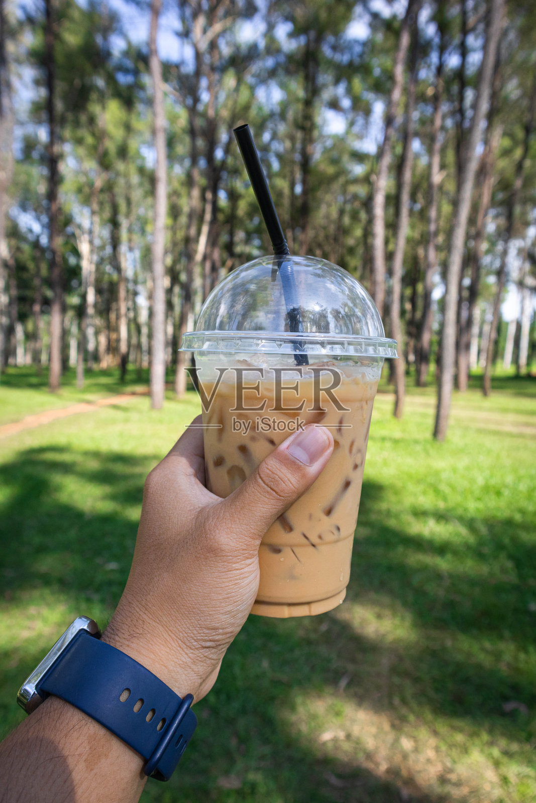 手拿着咖啡杯在森林中央照片摄影图片