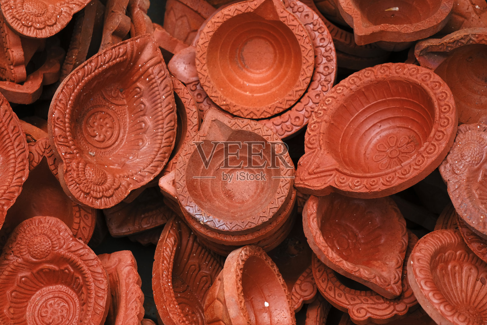 在印度排灯节期间,市场上美丽的diya或粘土灯。照片摄影图片