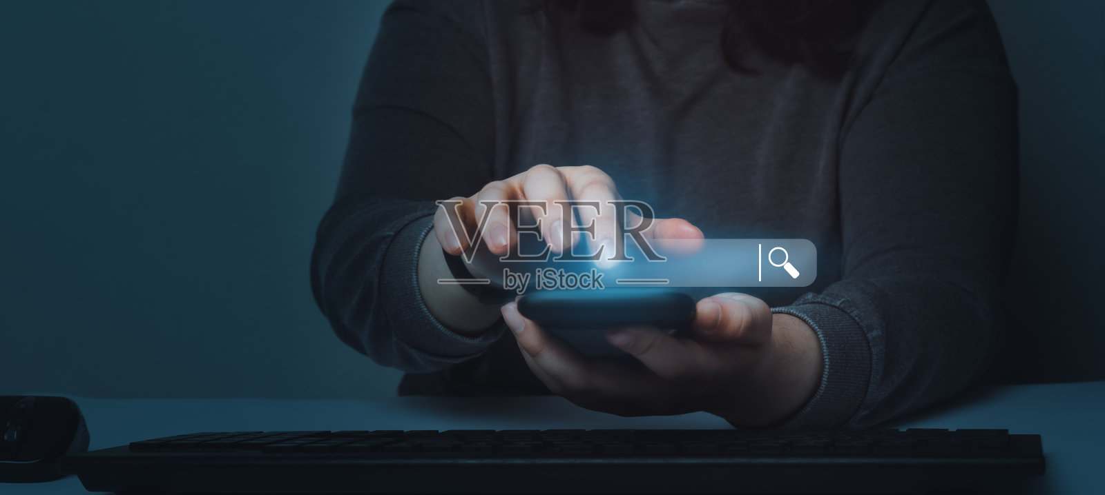 女子使用带有VR搜索栏的智能手机。照片摄影图片