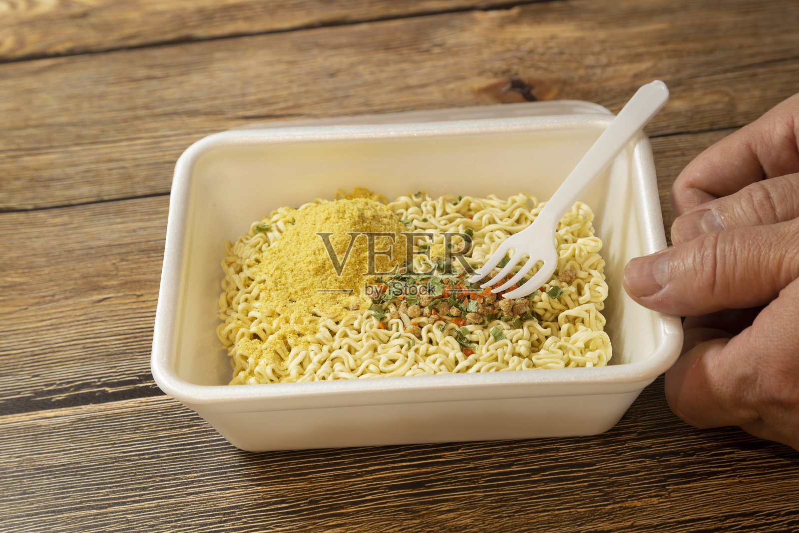 即时鸡肉面条。照片摄影图片