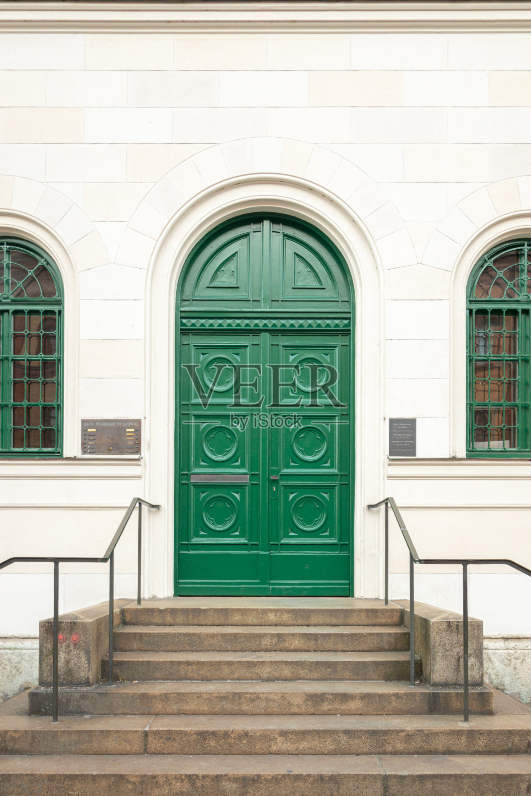 美丽的外观,传统的绿色木门与楼梯和绿色拱形金属窗照片摄影图片