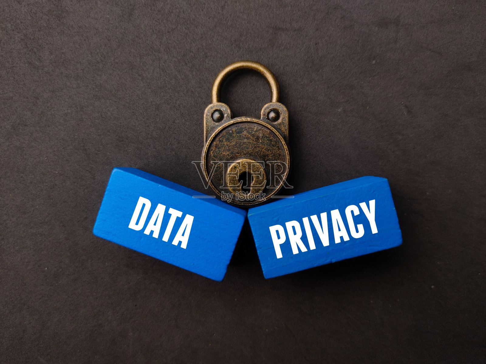 老式挂锁和彩色木立方体与字数据隐私。照片摄影图片