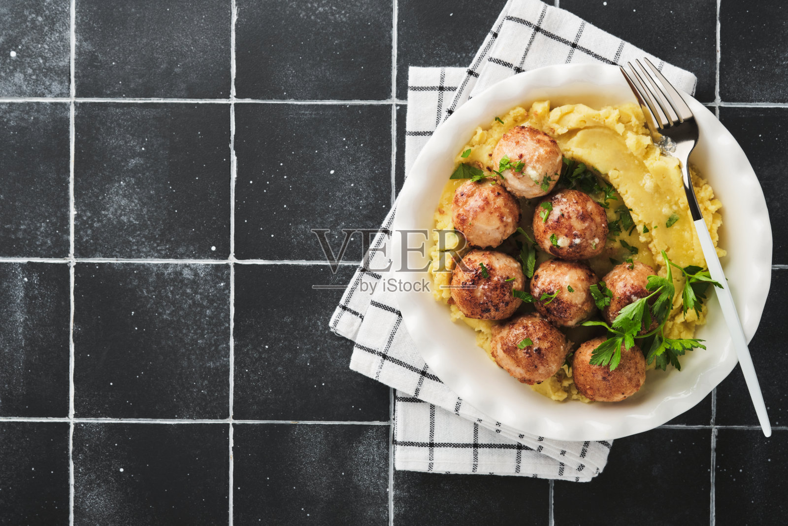 瑞典肉丸配奶油酱,土豆和越橘酱,碗放在石板,石头或混凝土背景上。瑞典菜。美味的奶油土豆泥。前视图。照片摄影图片