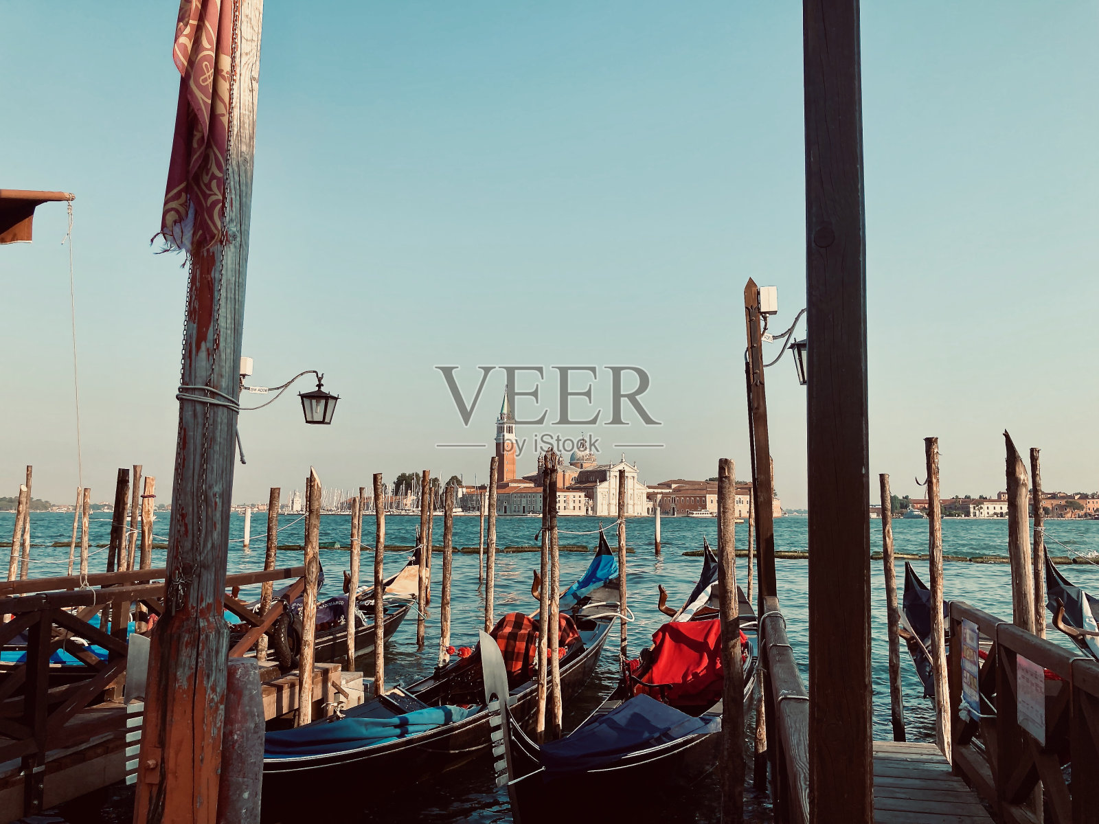 威尼斯圣马可运河的贡多拉照片摄影图片