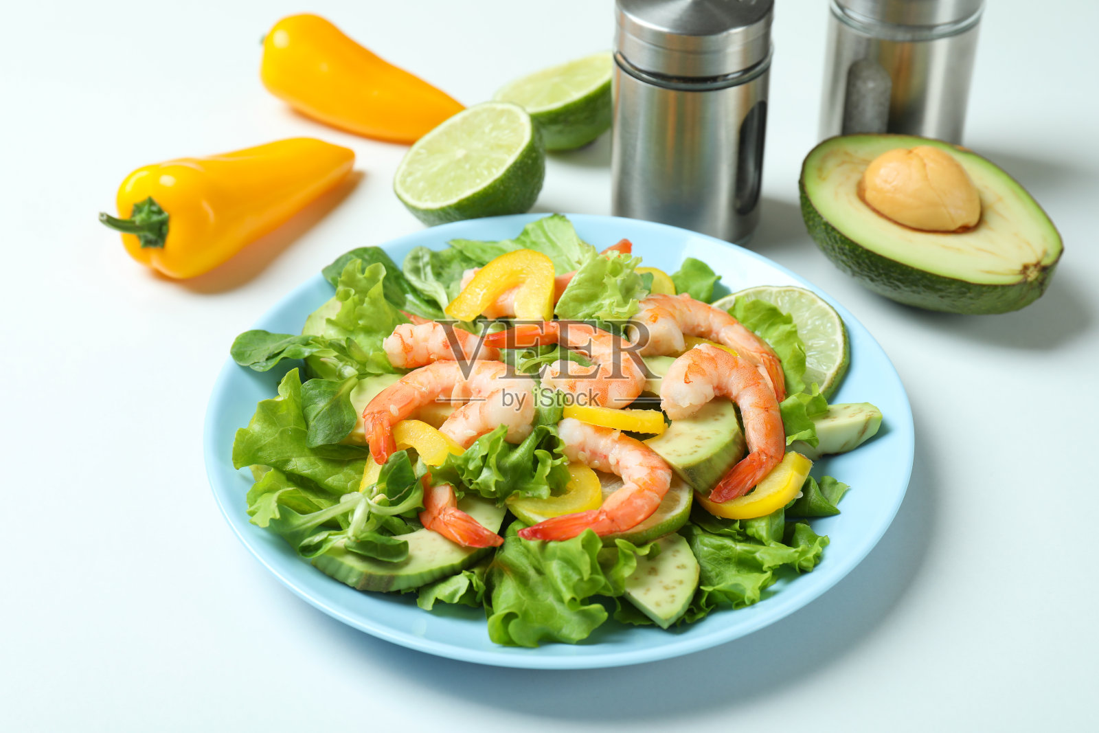 白底虾仁沙拉的美味食用理念照片摄影图片