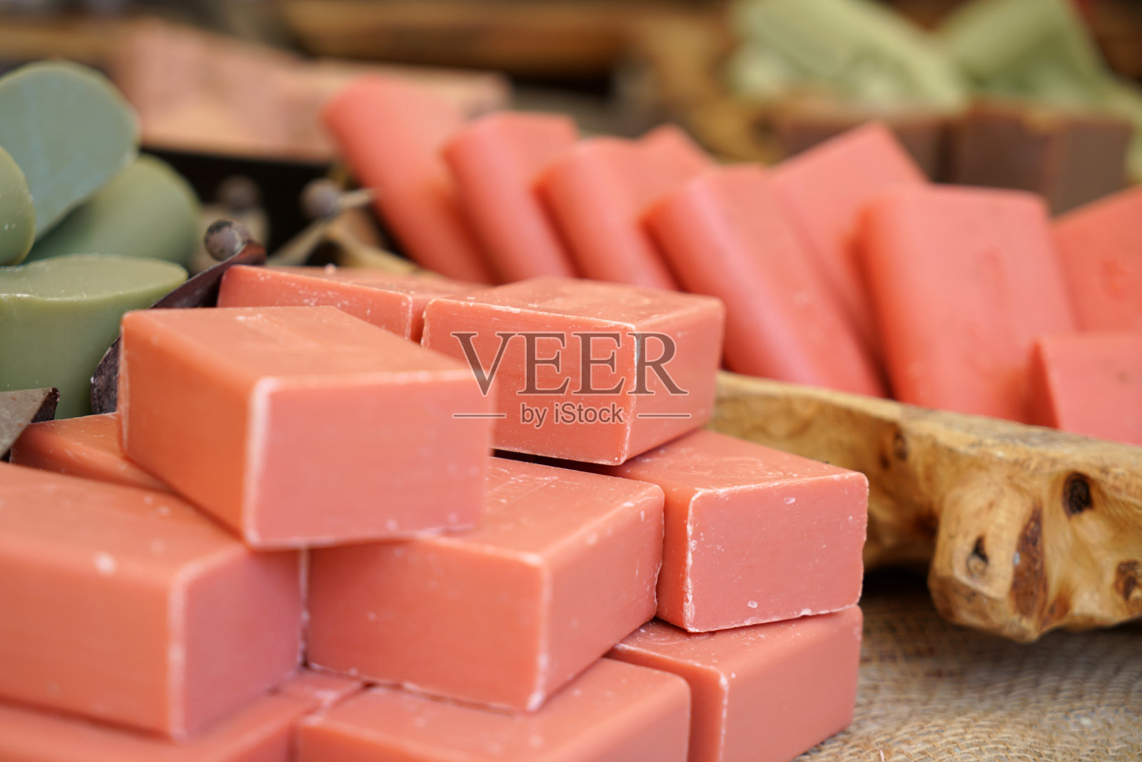 粉色天然肥皂的选择性聚焦镜头照片摄影图片