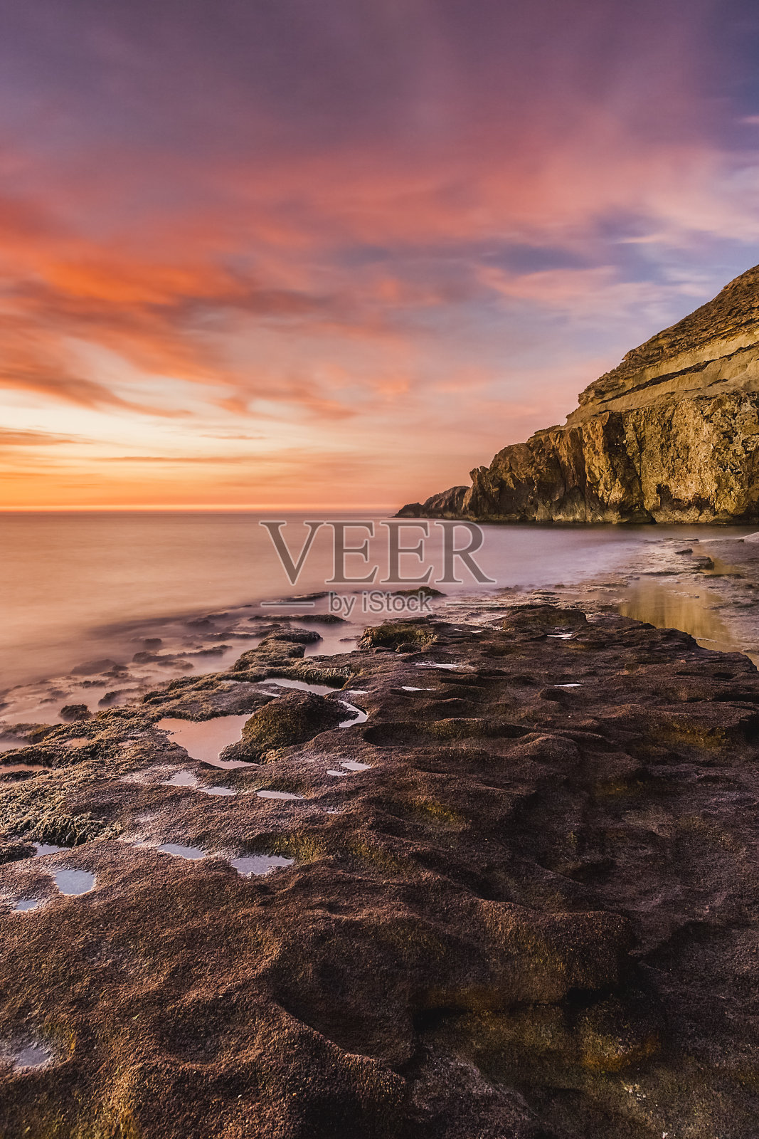 令人惊叹的海景和岩石在风景如画的日落照片摄影图片