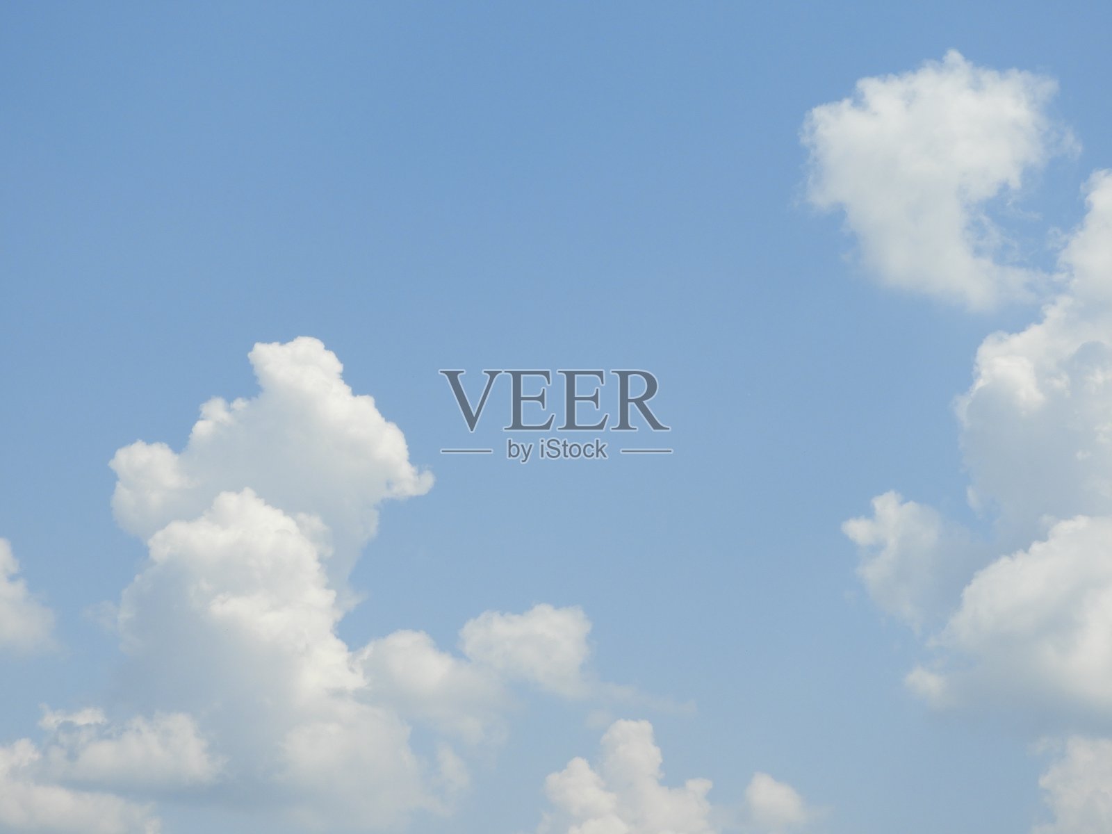 在浅蓝色的天空背景上拍摄的蓬松的白云的美丽照片照片摄影图片