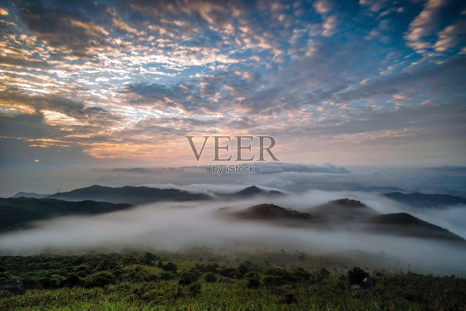 雾蒙蒙的风景创造了一个神秘的背景照片摄影图片