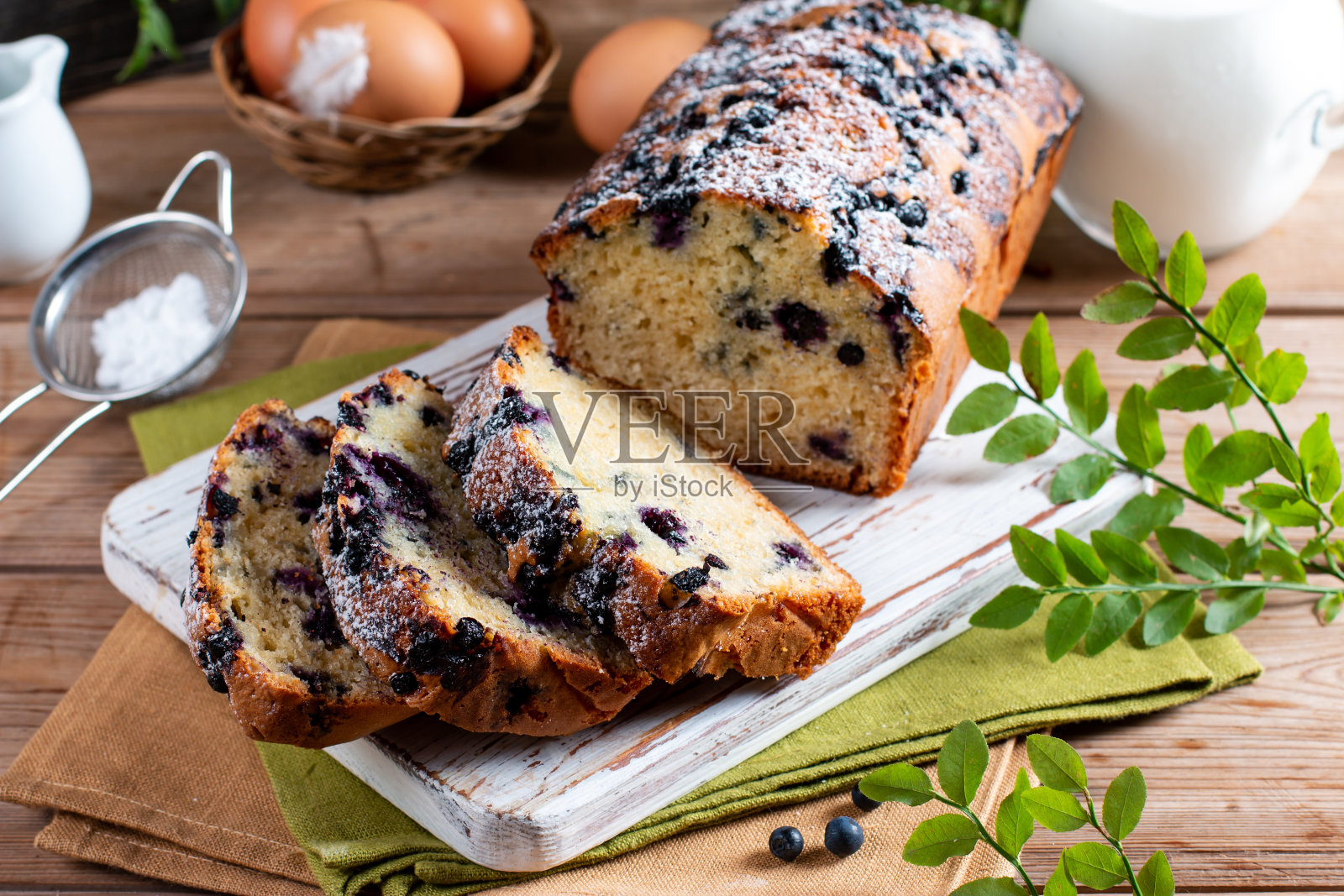 乡村木桌上的蓝莓蛋糕和新鲜的浆果照片摄影图片