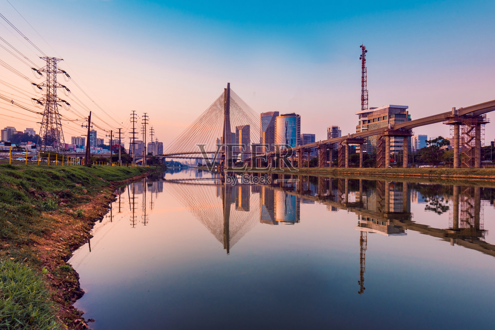 圣保罗市横跨皮涅罗斯河的Estaiada桥照片摄影图片